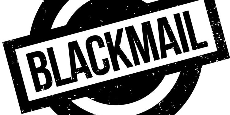 बड़ी खबर : पूर्व मुख्य सचिव को ब्लैकमेल करने के आरोप में तीन पर मुकदमा