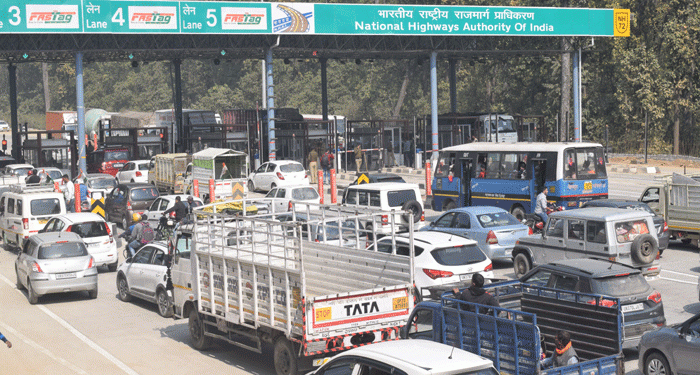 बड़ी खबर : आज से टोल प्लाजा से गुजरना हुआ और महंगा, टोल टैक्स में 10% तक की वृद्धि