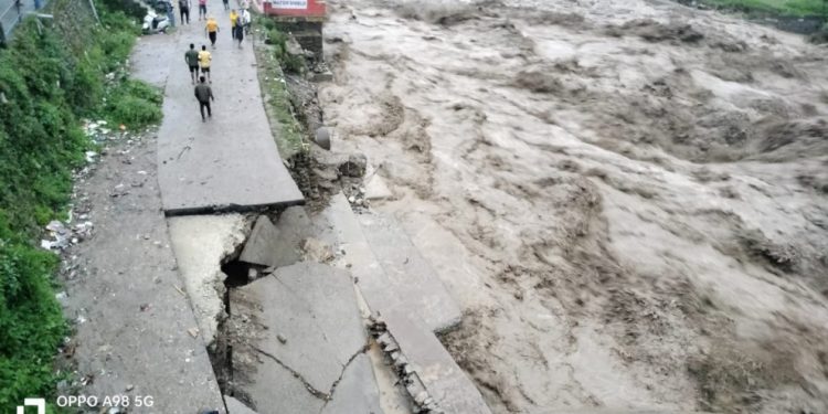 वीडियो : बूढ़ा केदार में बारिश से भारी तबाही, ताश के पत्तों की तरह नदी में समा गई दुकाने