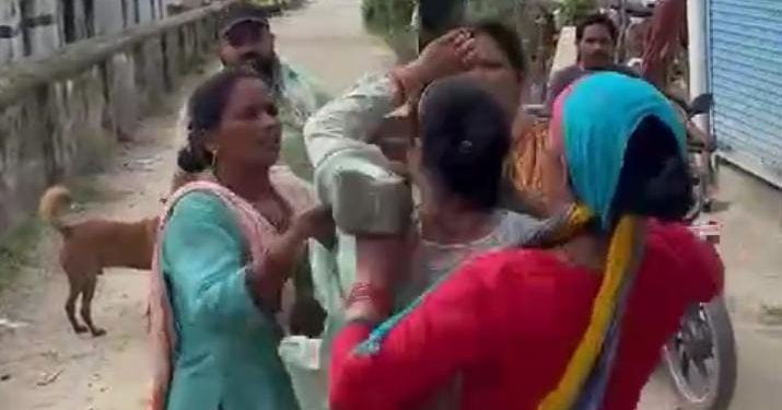 बड़ी खबर : उत्तराखंड में यहां पहनाई महिला प्रधान को जूते की माला