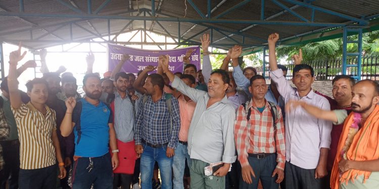 आक्रोश : पिछले 9 दिनों से जल संस्थान संविदा श्रमिक आंदोलन पर, विभाग के कानों पर नहीं रेंग रही जूं