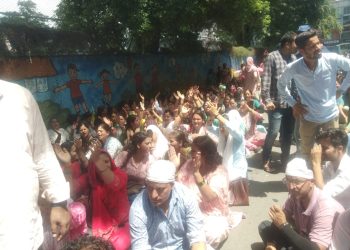 ब्रेकिंग : चार हजार अतिथि शिक्षकों का सीएम आवास कूच, पुलिस ने बेरीकेटिंग लगाकर रोका