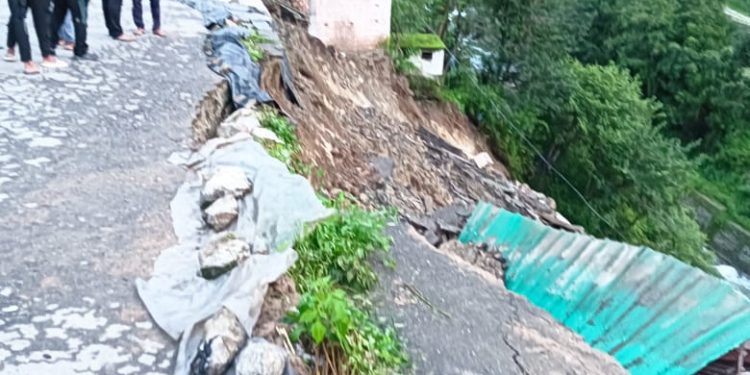 दुखद : जखोली के धारकुड़ी बांगर में भूस्खलन से 18 कमरों का दो मंजिला भवन जमींदोज