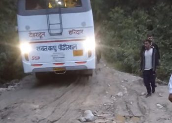 वीडियो : सवारियों सहित खुद की जान दांव पर लगा खड्डे पार करने को मजबूर वाहन चालक, रूद्रप्रयाग पीडब्ल्यूडी मौन तो सुने कौन!