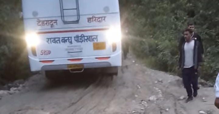 वीडियो : सवारियों सहित खुद की जान दांव पर लगा खड्डे पार करने को मजबूर वाहन चालक, रूद्रप्रयाग पीडब्ल्यूडी मौन तो सुने कौन!