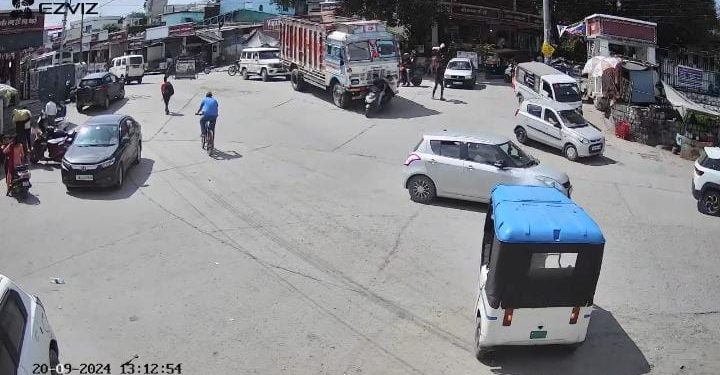 वीडियो : ट्रक ने मारी स्कूटर को टक्कर, एक की मौत दूसरा गंभीर