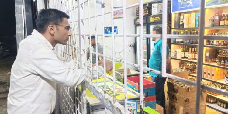 गजब : डीएम से भी शराब के ठेके पर ओवर रेटिंग, 660 की मैकडॉवेल व्हिस्की के 680 रूपए, फिर आगे क्या हुआ