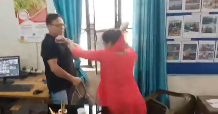 वीडियो : यहां आरटीआई कार्यकर्ता की चप्पलों से धुनाई, वीडियो वायरल