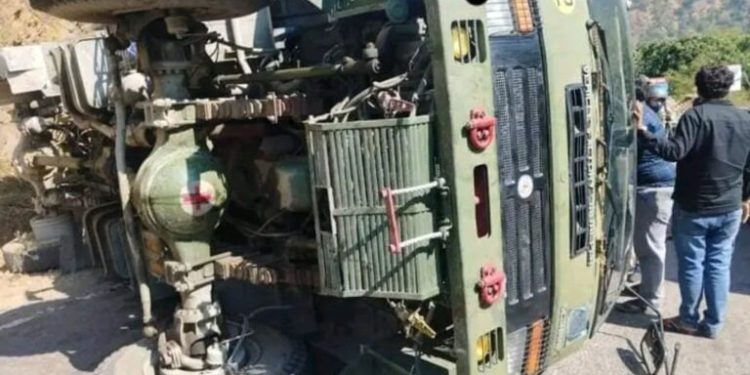 दर्दनाक हादसा : यहां सेना का ट्रक पलटा, एक जवान शहीद