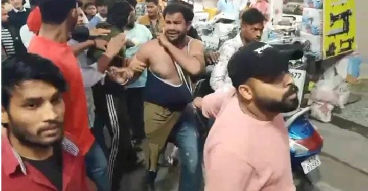 ऋषिकेश : अब धर्मनगरी मे भी नाई द्वारा युवती से छेड़छाड़, पब्लिक ने आरोपी का जुलूस निकाल किया पुलिस के हवाले