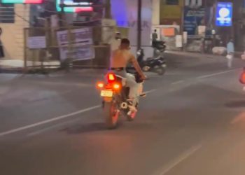 वायरल वीडियो : इंस्टाग्राम पर फेमस होने का चस्का, रोड पर अर्धनग्न होकर बाइक से स्टंट, गिरफ्तार