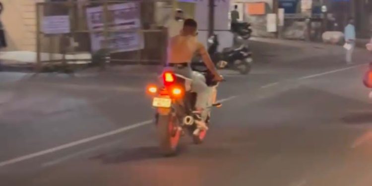 वायरल वीडियो : इंस्टाग्राम पर फेमस होने का चस्का, रोड पर अर्धनग्न होकर बाइक से स्टंट, गिरफ्तार