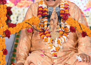 गजब : केदारनाथ उपचुनाव प्रचार के दौरान कैबिनेट मंत्री सतपाल महाराज पहुंच गए कांग्रेस कार्यालय, कार्यकर्ताओं ने भी पहना दी मालाएं