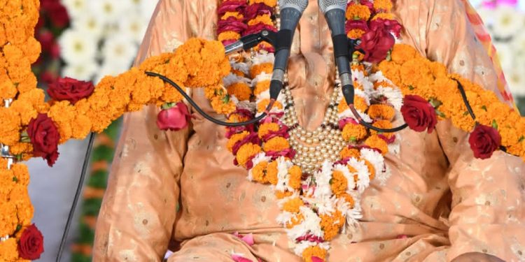 गजब : केदारनाथ उपचुनाव प्रचार के दौरान कैबिनेट मंत्री सतपाल महाराज पहुंच गए कांग्रेस कार्यालय, कार्यकर्ताओं ने भी पहना दी मालाएं