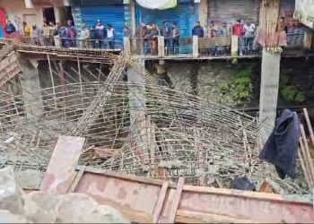 रूद्रप्रयाग : एक करोड़ 5 लाख की लागत से बन रही बस अड्डे की पार्किंग छत गिरी, तीन मजदूर घायल