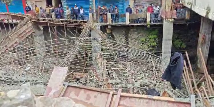 रूद्रप्रयाग : एक करोड़ 5 लाख की लागत से बन रही बस अड्डे की पार्किंग छत गिरी, तीन मजदूर घायल