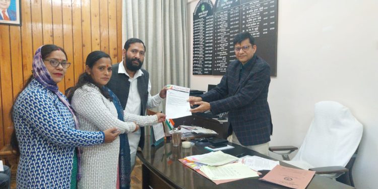 आक्रोश : आउटसोर्स कर्मी को हटाने पर आक्रोशित रीजनल पार्टी एमडी से मिली, बहाली की मांग करके दिया ज्ञापन