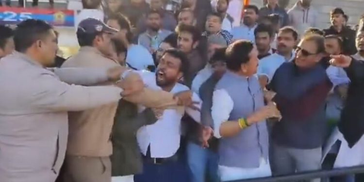 देहरादून : पत्रकारों के क्रिकेट टूर्नामेंट में कांग्रेसियों की गुंडागर्दी