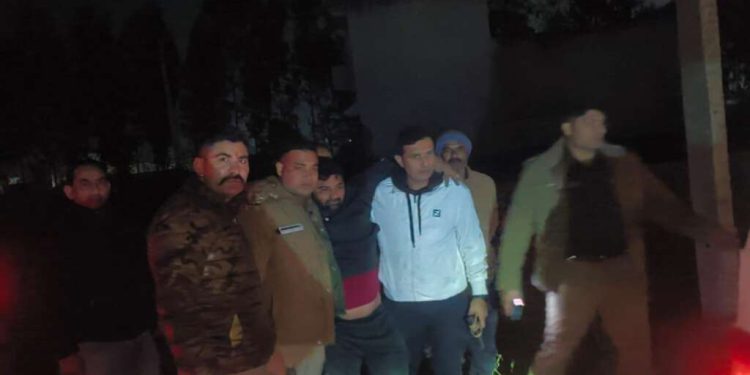 वीडियो : देर रात पुलिस और बदमाशों के बीच मुठभेड़, एक को लगी गोली दो फरार