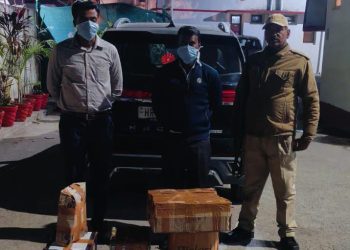 धरपकड़ : लग्जरी कार से ब्रांडेड विदेशी शराब बरामद, दिल्ली और तमिलनाडु के थे शराब तस्कर