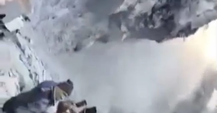 वीडियो : यहां भीषण भूस्खलन, दर्जनों वाहन फंसे