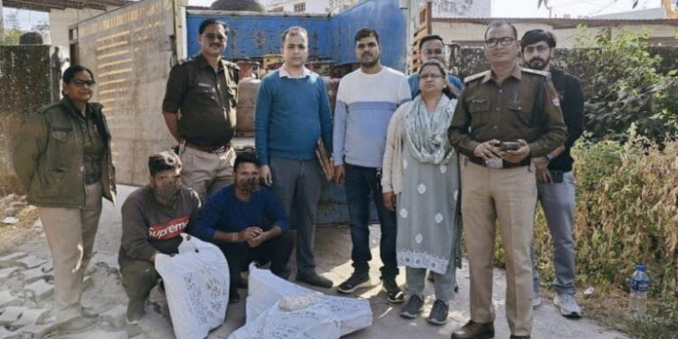 भंडाफोड़ : यहां घरेलू सिलेंडर से भर रहे थे कमर्शियल सिलेंडर, रंगे हाथ गिरफ्तार