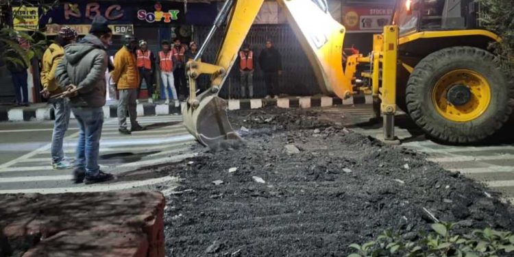 स्मार्ट सिटी देहरादून : 30 मिनट में सात वाहन दुर्घटनाग्रस्त, फिर आधी रात में उखाड़े स्पीड ब्रेकर