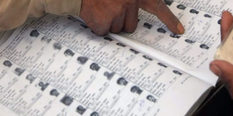 मनमानी : युवा पहुंचे मतदाता सूची में नाम लिखवाने, नदारद रही बीएलओ