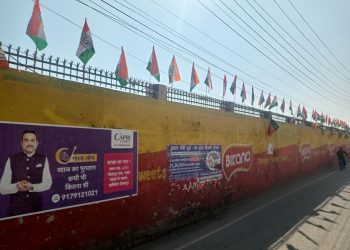 नगर निकाय चुनाव ऋषिकेश : भारत मंदिर इंटर कॉलेज की बाउंड्री वॉल पर लटक रहे भाजपा कांग्रेस के झंडे, निर्वाचन आयोग सुनपट