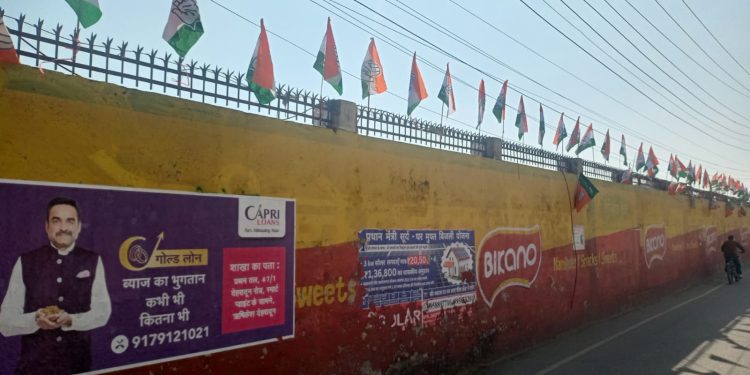 नगर निकाय चुनाव ऋषिकेश : भारत मंदिर इंटर कॉलेज की बाउंड्री वॉल पर लटक रहे भाजपा कांग्रेस के झंडे, निर्वाचन आयोग सुनपट