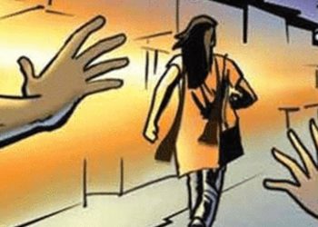 बेशर्म परियोजना निदेशक : दूसरी बार लगा युवती से छेड़छाड़ का आरोप