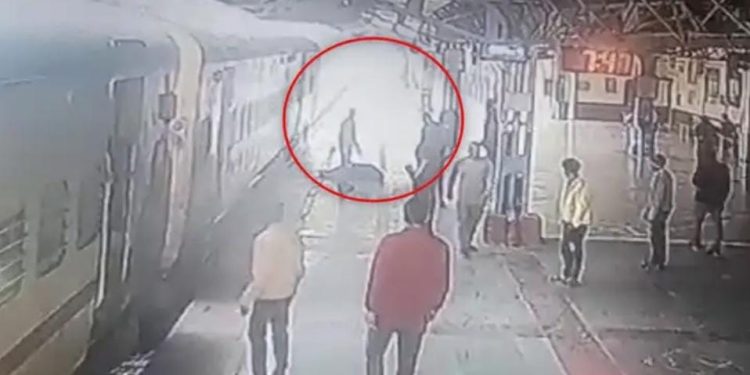 हादसा : ऋषिकेश रेलवे स्टेशन पटरी से उतरी ट्रेन, टीटी का कटा पैर