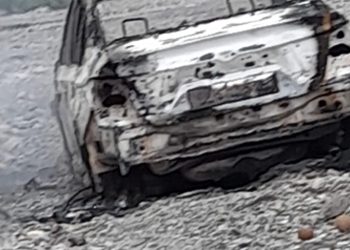 ऋषिकेश : विंध्यवासिनी माता मंदिर के पास चलती गाड़ी में लगी आग, दो युवकों ने बचाई तीन जान