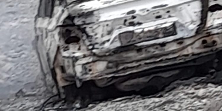 ऋषिकेश : विंध्यवासिनी माता मंदिर के पास चलती गाड़ी में लगी आग, दो युवकों ने बचाई तीन जान