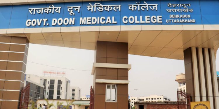 बड़ी खबर : दून मेडिकल कॉलेज देहरादून विवादों में, मान्यता पर संकट