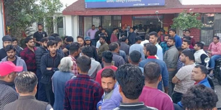 ऋषिकेश : बाइक शोरूम मालिक और पार्षद के बीच पार्किंग को लेकर मारपीट, शोरूम में तोड़फोड़