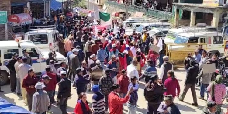 प्रेमचंद अग्रवाल प्रकरण : पहाड़ी समाज का महाघेराव, प्रीतम भारतवाण और नरेंद्र सिंह नेगी का आव्हान