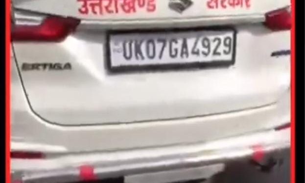 वीडियो : उत्तराखंड सरकार की गाड़ी में कुत्ते की सैर