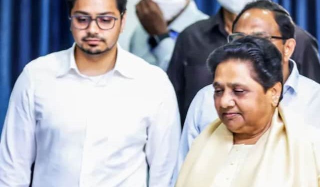 बड़ी खबर : मायावती की भतीजे से माया खत्म, आकाश आनंद को हटाया सभी पदों से