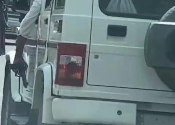 देहरादून : उत्तराखंड सरकार लिखी गाड़ी में हथियार लहराने का वीडियो वायरल, देखें वीडियो