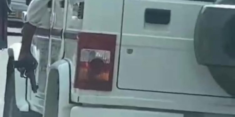 देहरादून : उत्तराखंड सरकार लिखी गाड़ी में हथियार लहराने का वीडियो वायरल, देखें वीडियो