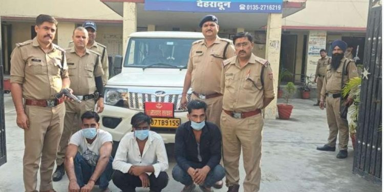 बड़ी खबर : उत्तराखंड सरकार लिखी गाड़ी में पिस्टल लहराने वाले तीन युवक गिरफ्तार
