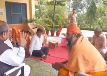 वीडियो : संतो के बीच में असंत भाजपा नेता