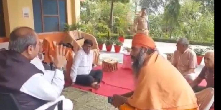 वीडियो : संतो के बीच में असंत भाजपा नेता