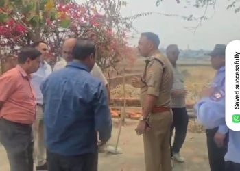 विडियो : जमीनी विवाद को लेकर अपर सचिव और दरोगा आमने-सामने