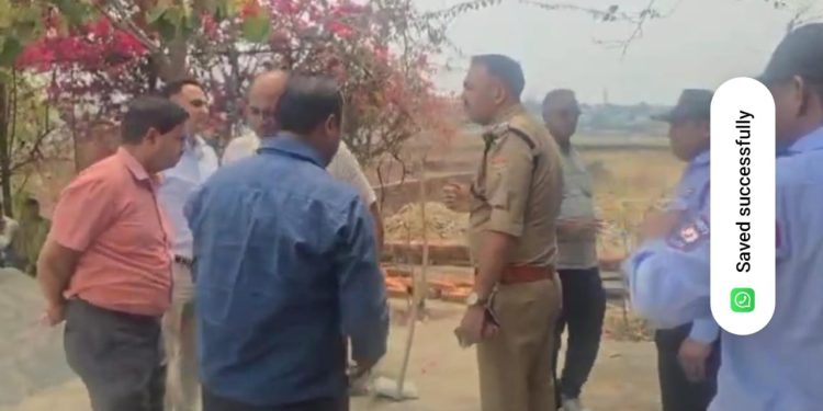 विडियो : जमीनी विवाद को लेकर अपर सचिव और दरोगा आमने-सामने