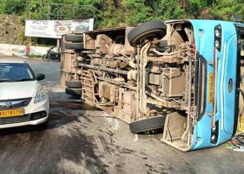 हादसा : पर्यटकों से भरी बस पलटी, बस में सवार थे 27 यात्री