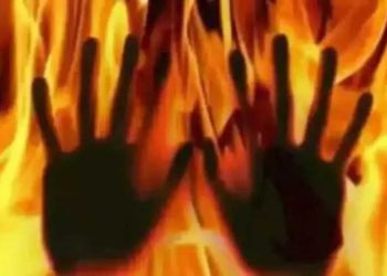 बेरहम पत्नी : घरेलू हिंसा के बाद पत्नी ने पेट्रोल छिड़ककर पति को किया आग के हवाले
