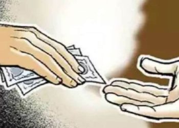 रंगदार कोषाधिकारी : 1 लाख 20 हजार रुपए रिश्वत लेते गिरफ्तार