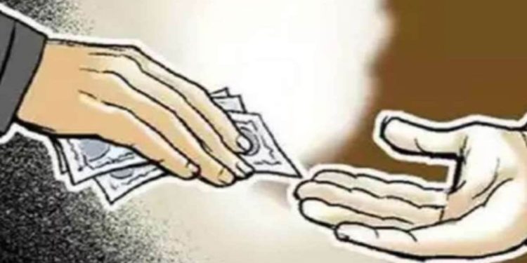 रंगदार कोषाधिकारी : 1 लाख 20 हजार रुपए रिश्वत लेते गिरफ्तार